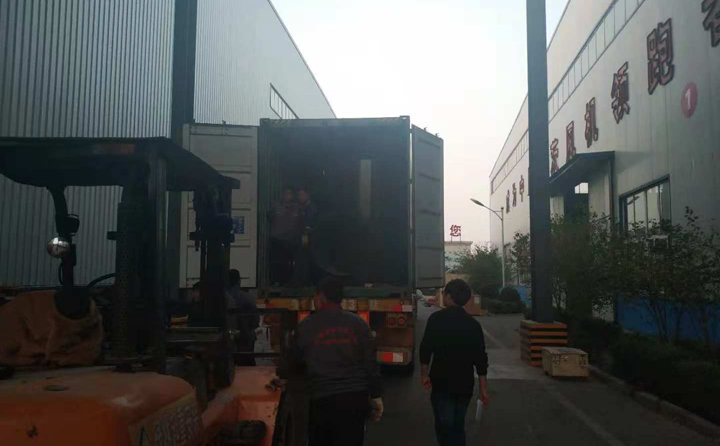 锯末麻豆传媒网站正在装车，准备发往塔桑尼亚