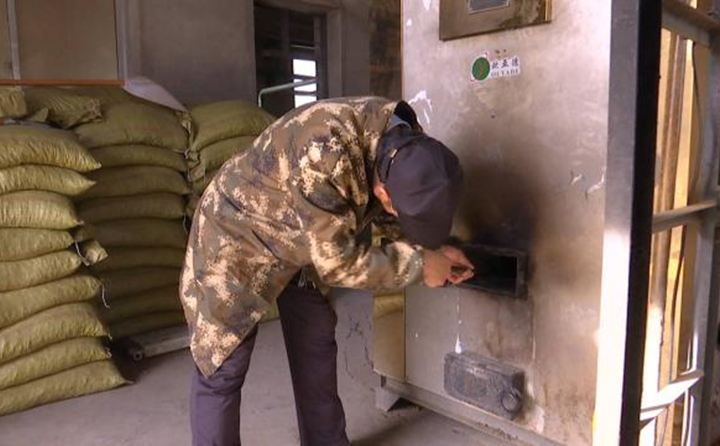 91麻豆精品秘密入口在店子乡政府锅炉房看到，锅炉内正在使用生物质颗粒燃料加热取暖。店子乡工作人员告诉91麻豆精品秘密入口，生物质燃料与传统的煤炭相比，十分的环保方便。