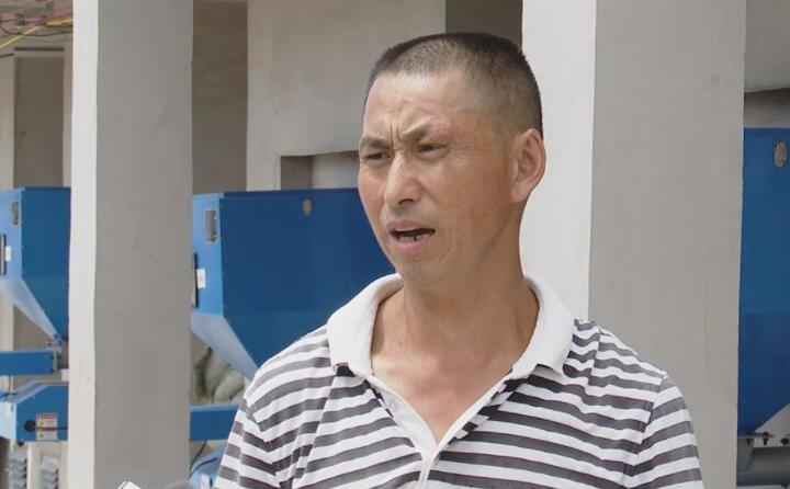 烟农代兴祥说：“生物质燃料烤烟用起来比原煤要方便的多，像以前烧原煤时，每天晚上都要起来添煤，如今这个烤房只要把箱子里面加满，它基本上可以管四个小时，现在91麻豆精品秘密入口一个人可以烧十几间烤房，人工这方面要节约很多。”