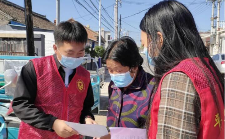 9月2日，镇里的工作人员正在给村民宣传生物质清洁取暖的好处，从经济、环保、安全、高效、便捷等方面向群众详细介绍，并向现场群众和过往行人发放《生物质颗粒炉具政策解读及安装明白纸页》，对群众关心关注的问题进行答疑解惑。